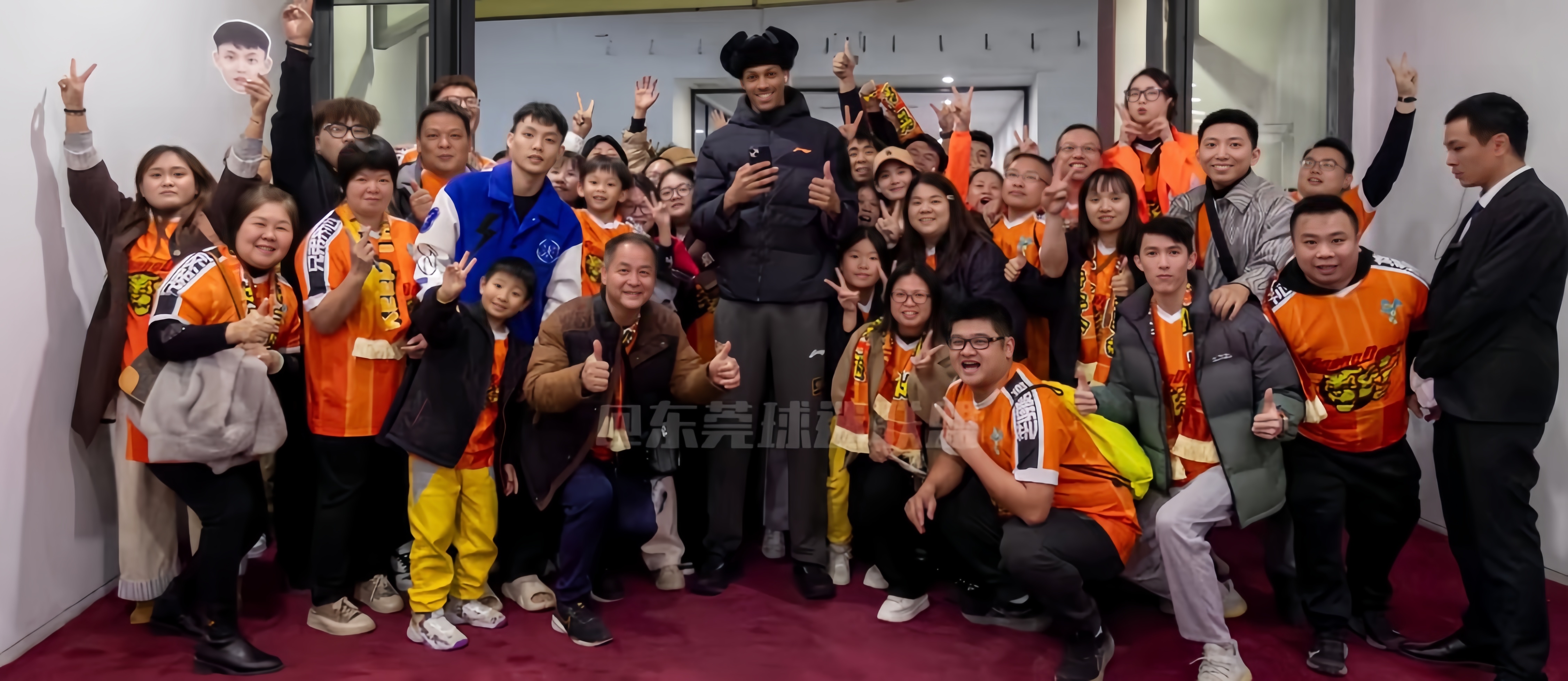 -球队举行慈善活动，球员和粉丝互动感人至深的简单介绍