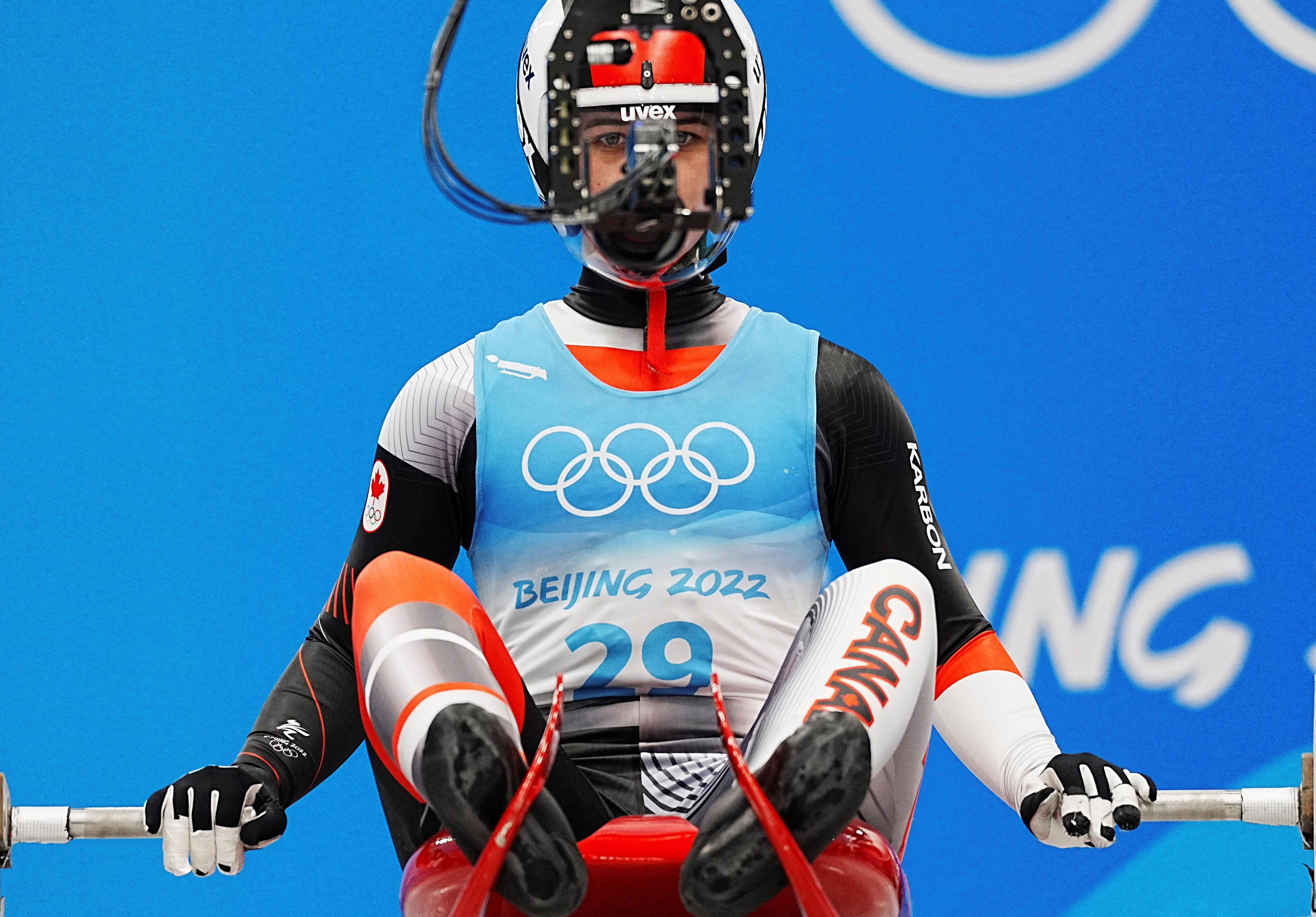 美国选手在冬奥雪橇比赛中再获奖牌，实力强劲