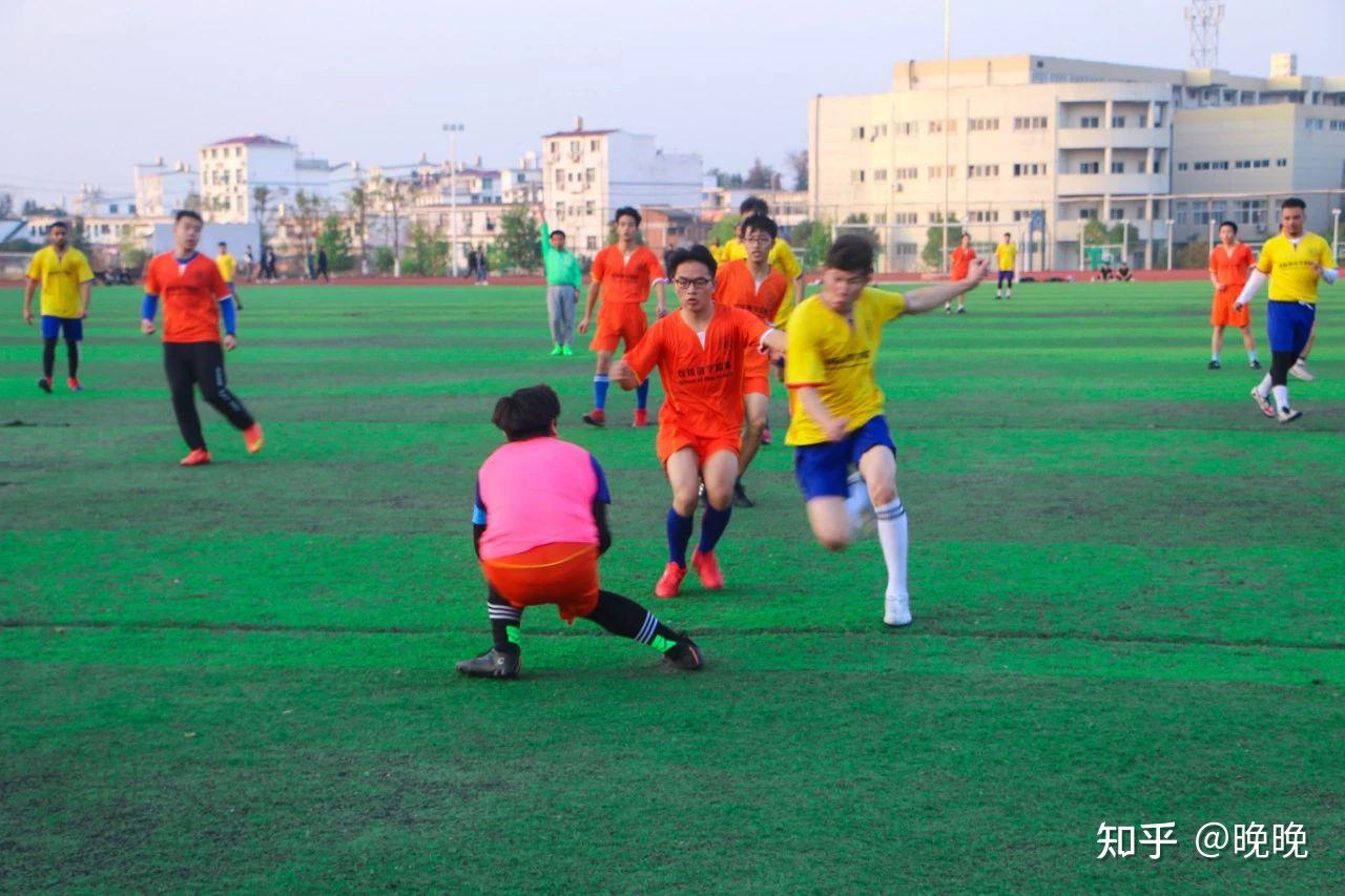 足球队员们在场上呈现出团结合作的精神