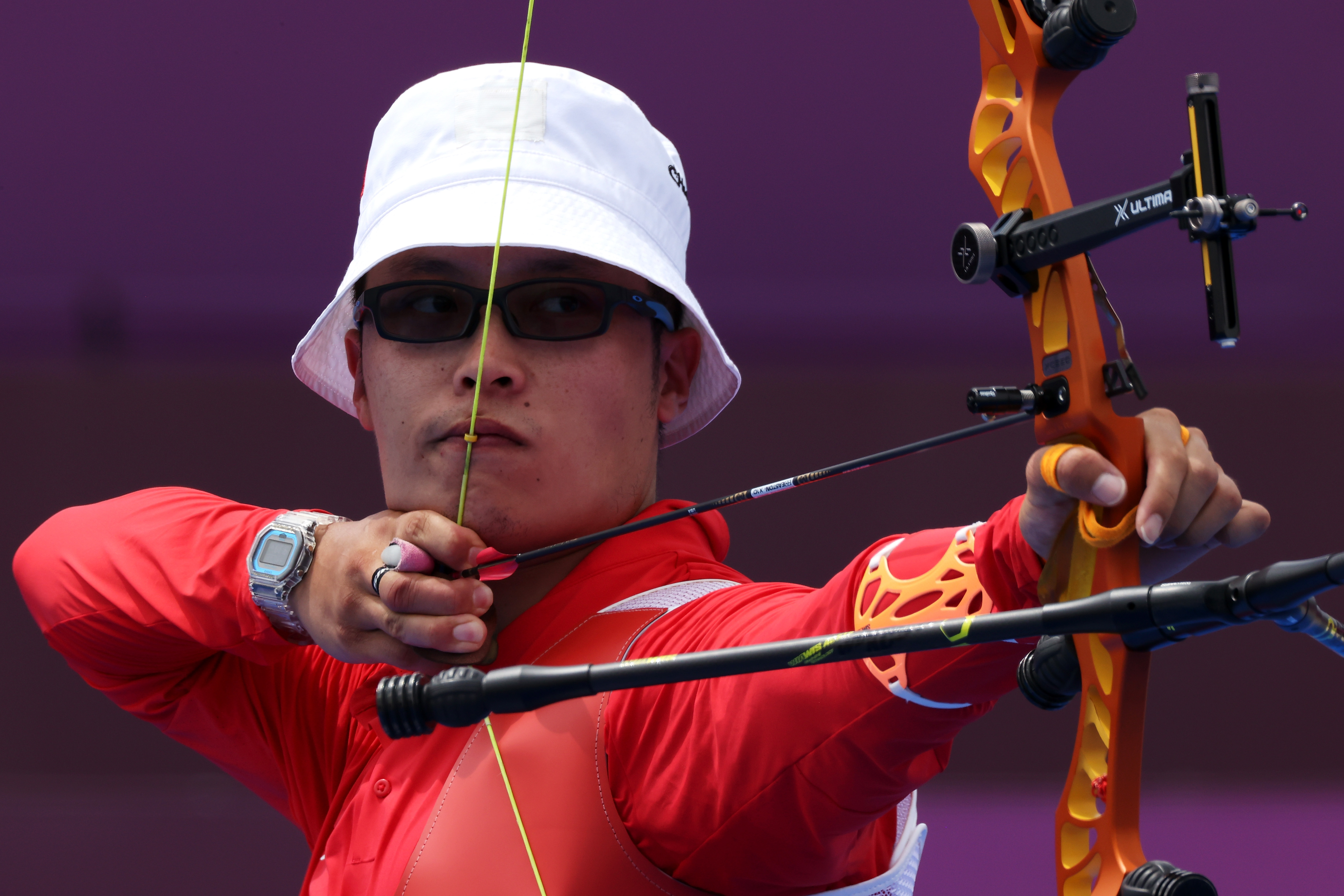 男子射箭比赛中国选手稳稳控制场面，夺冠