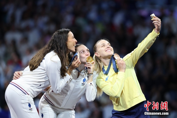 九游体育官方入口-法国运动员在击剑比赛中晋级